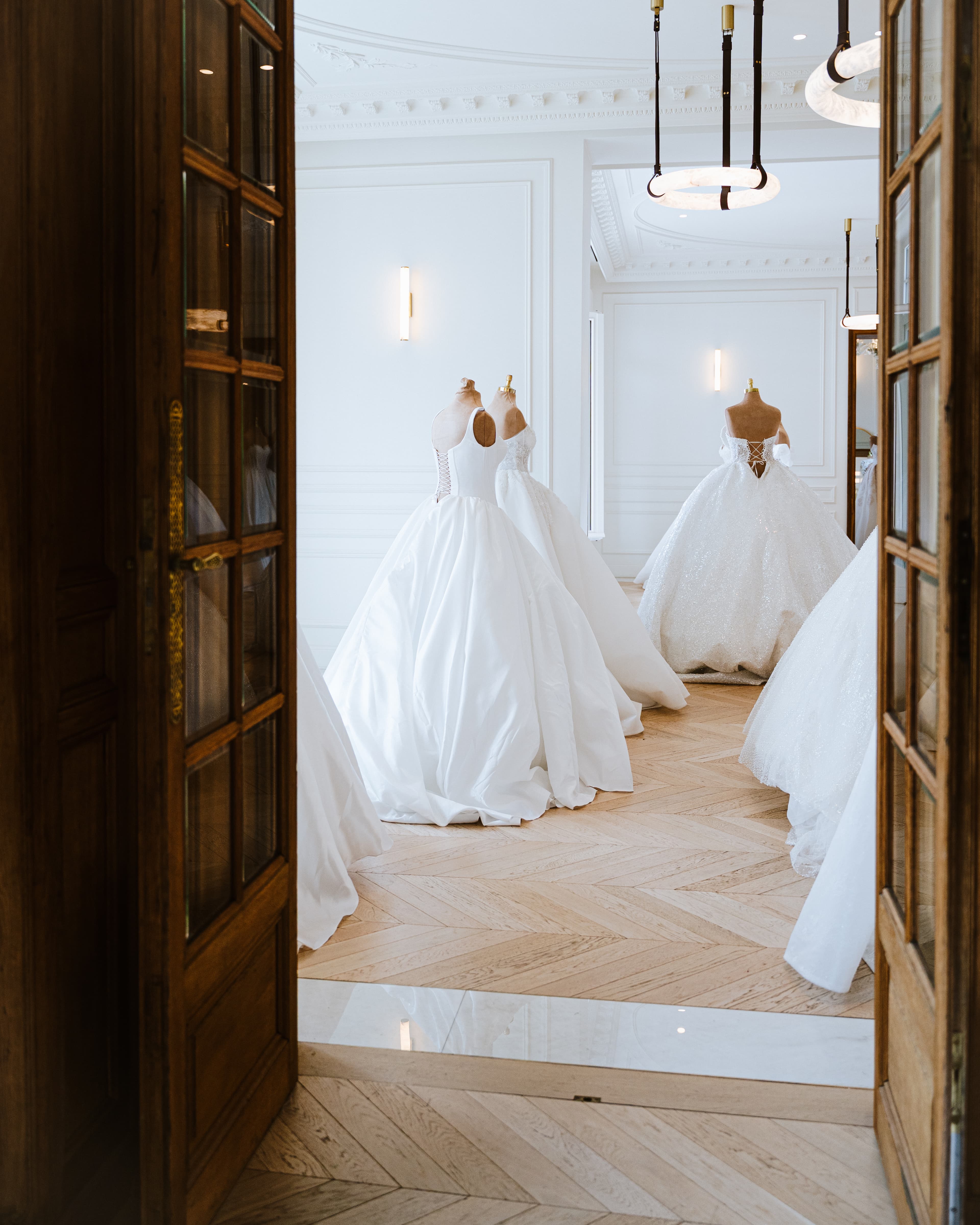 Couple de mariés se promenant sous des oliviers en Provence