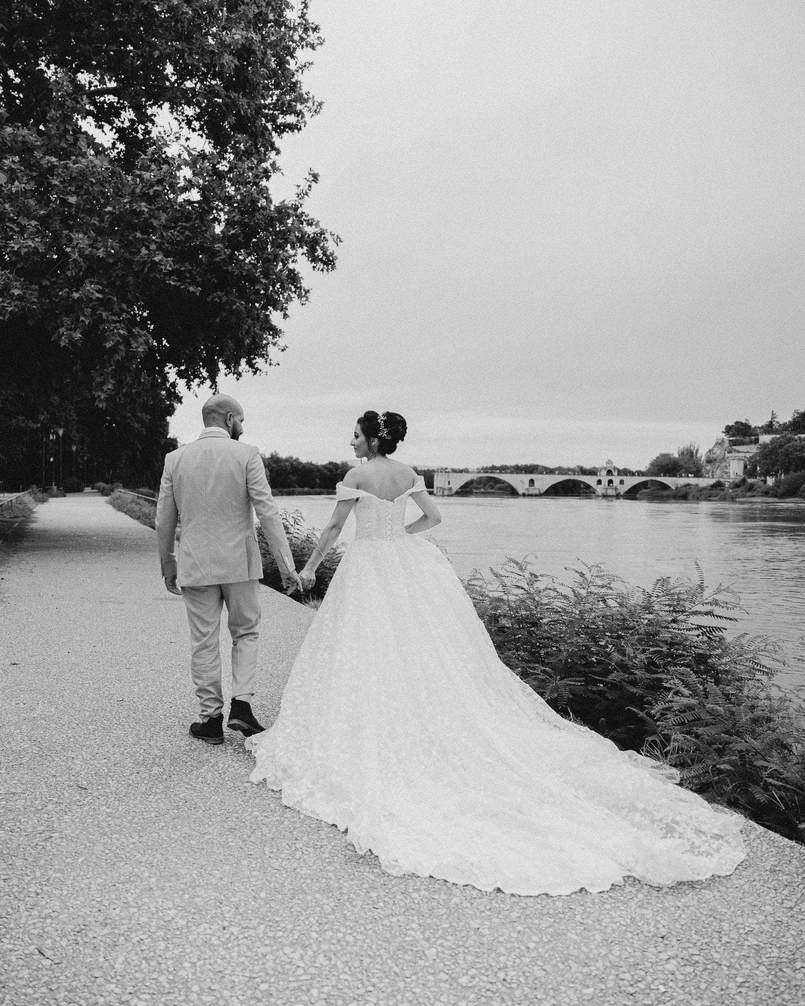 Wedding couple in front of the Marseille calanques with a sea view