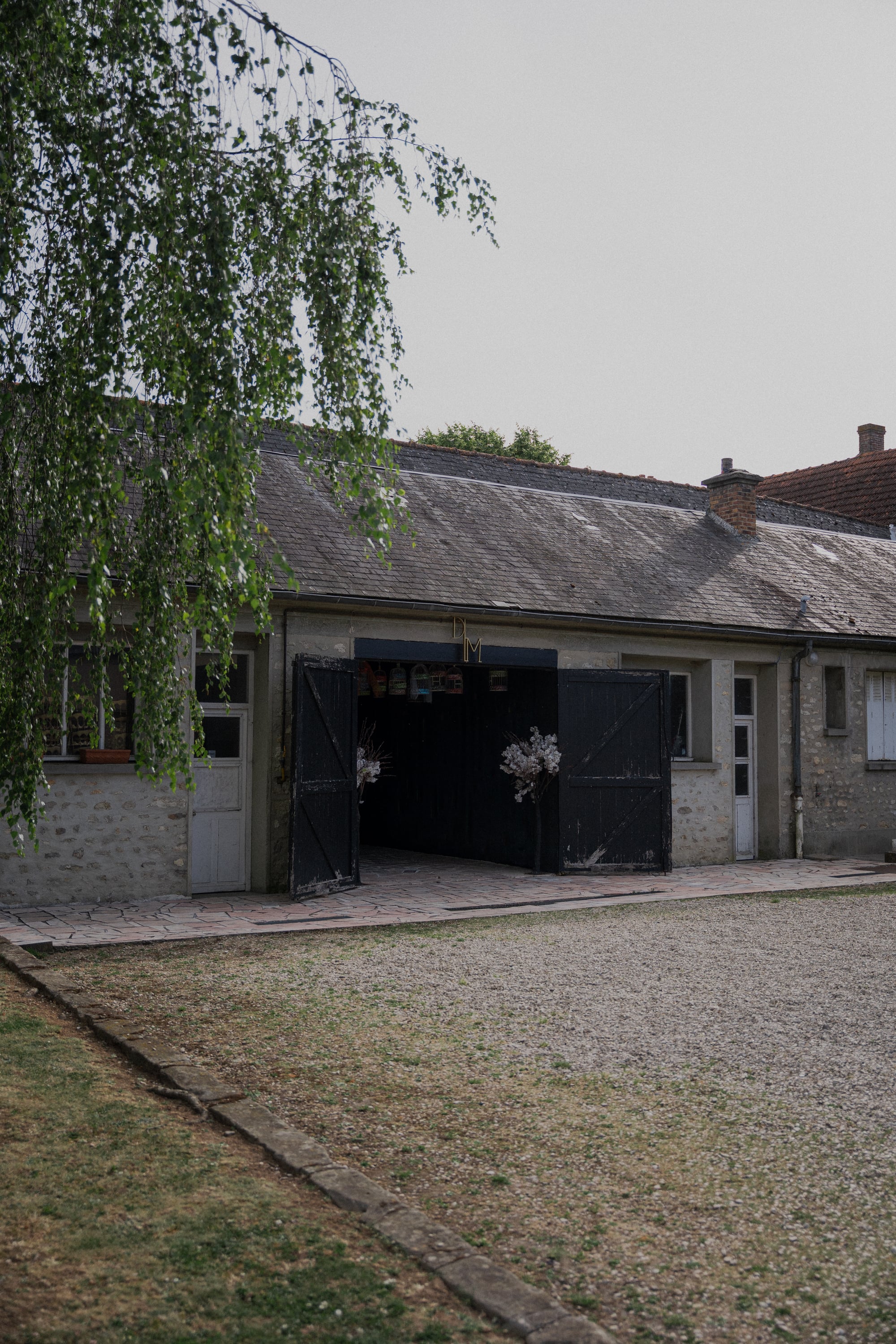 Mariage multiculturel dans un domaine en France, couple pendant la cérémonie