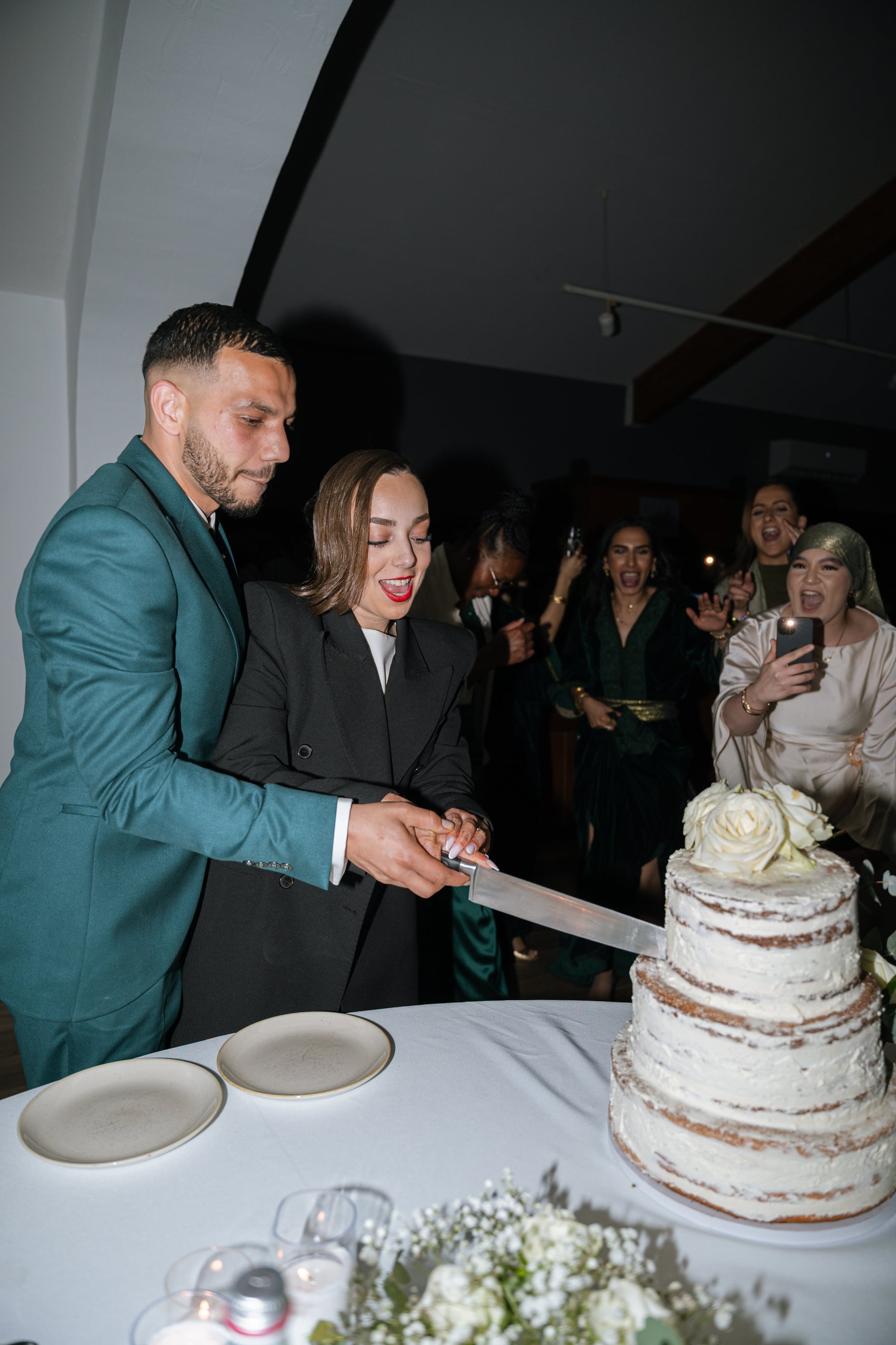Moment de joie entre les mariés et leurs proches — soirée mariage Var