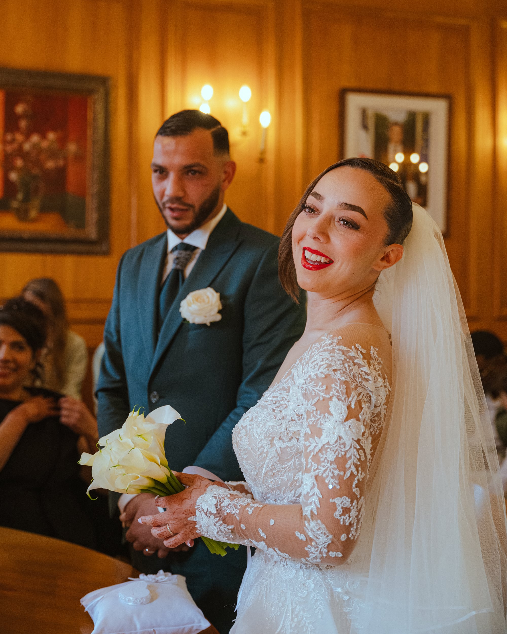 Les mariés à la mairie de Gassin — photographe mariage Var
