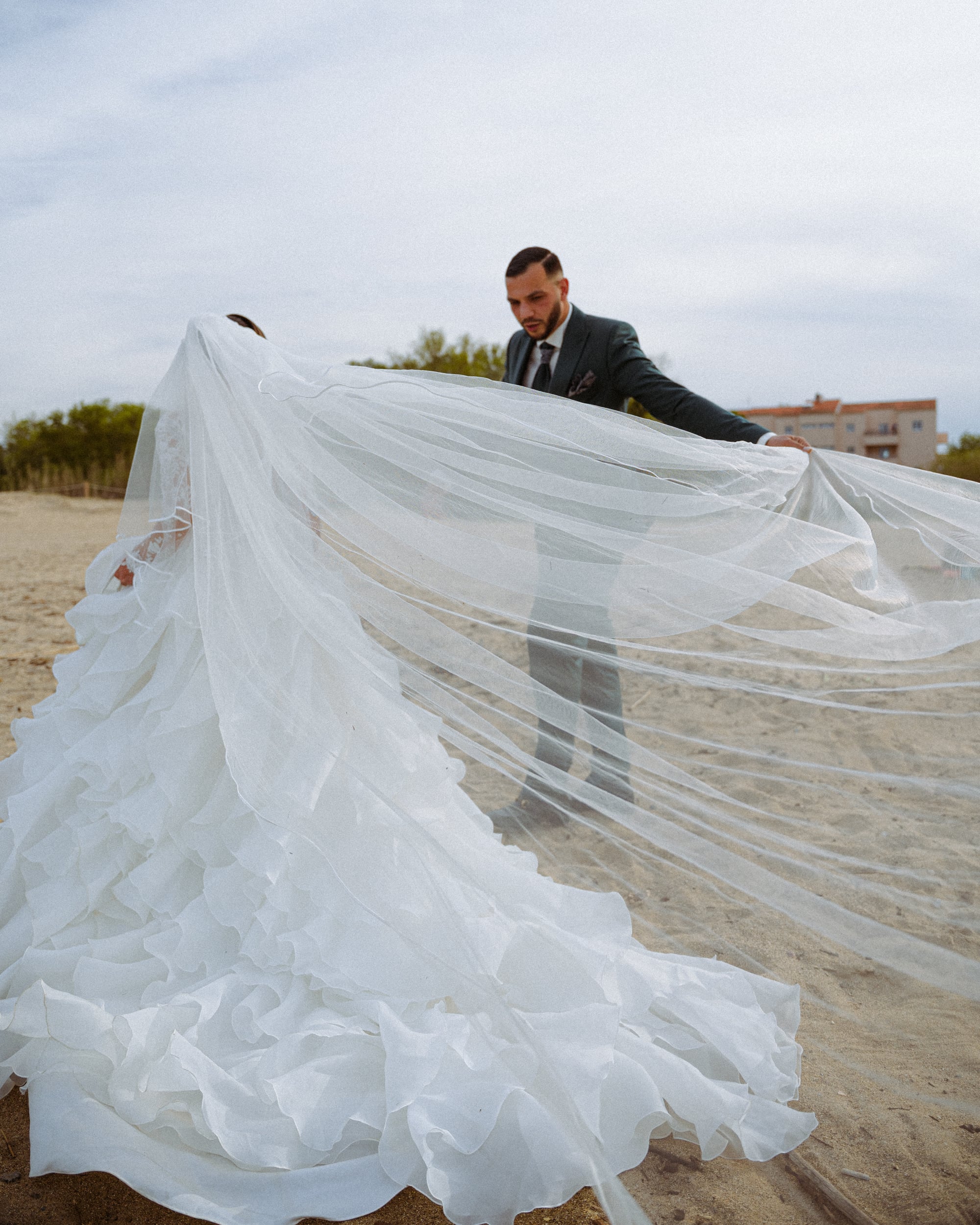 Échange de regards à la mairie — mariage civil Gassin