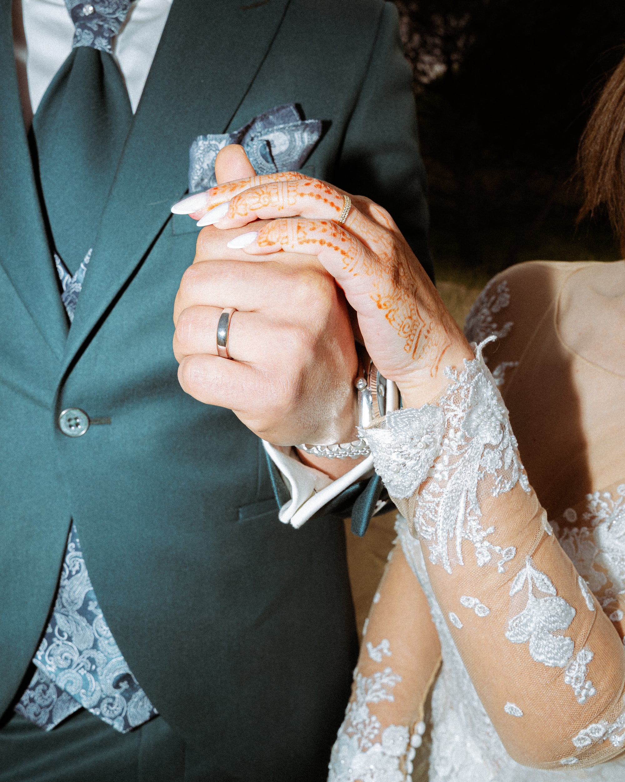 Séance couple en extérieur, lumière dorée — mariage Gassin