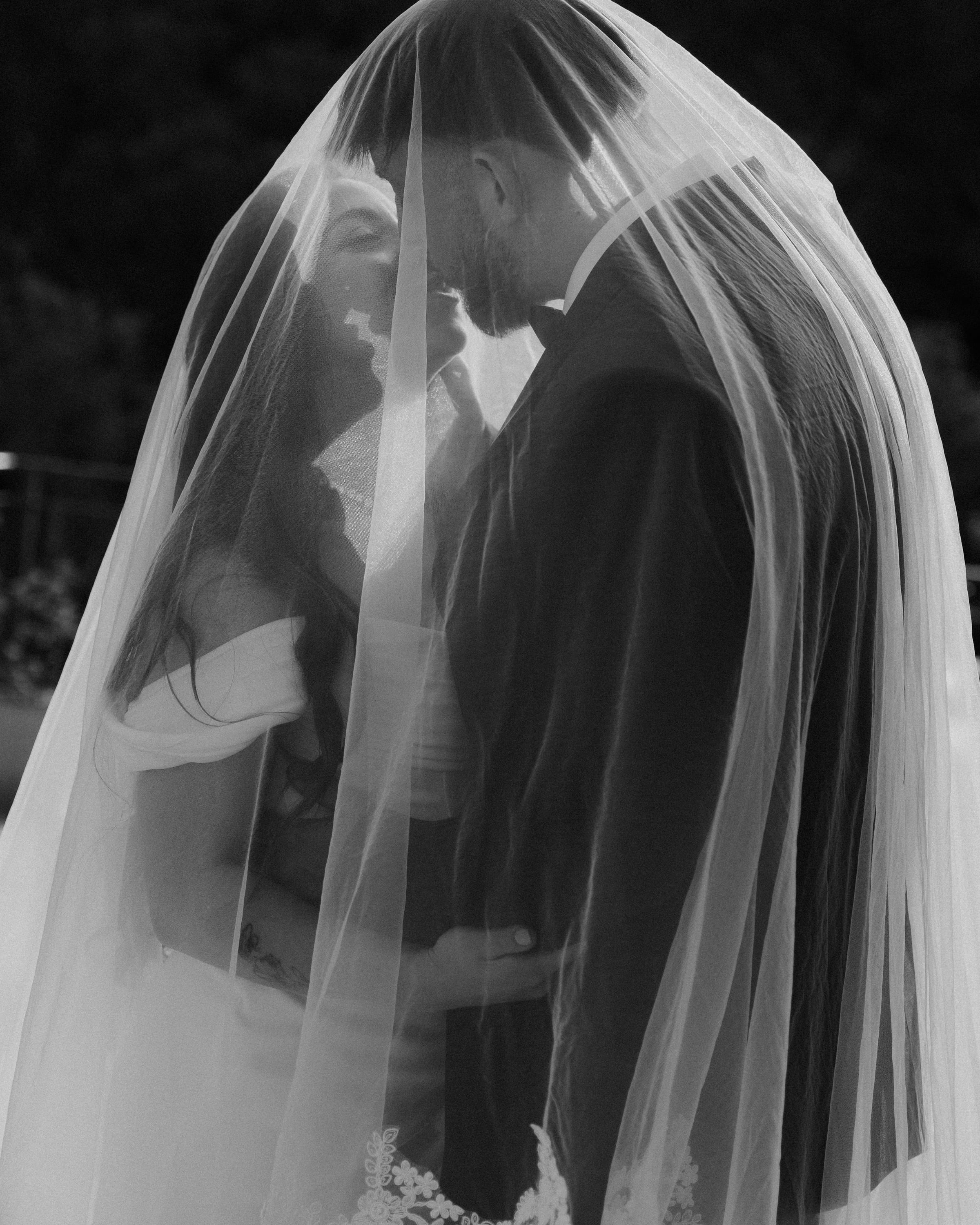 Série éditoriale mariage au Mas de Toulair, lumière de fin de journée sur la pierre provençale