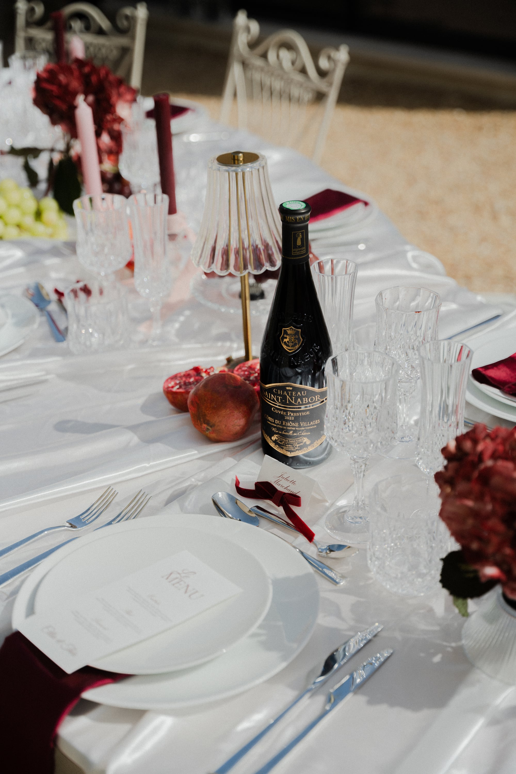 Mariage éditorial dans un mas provençal du Sud de la France, lumière chaude de fin de journée