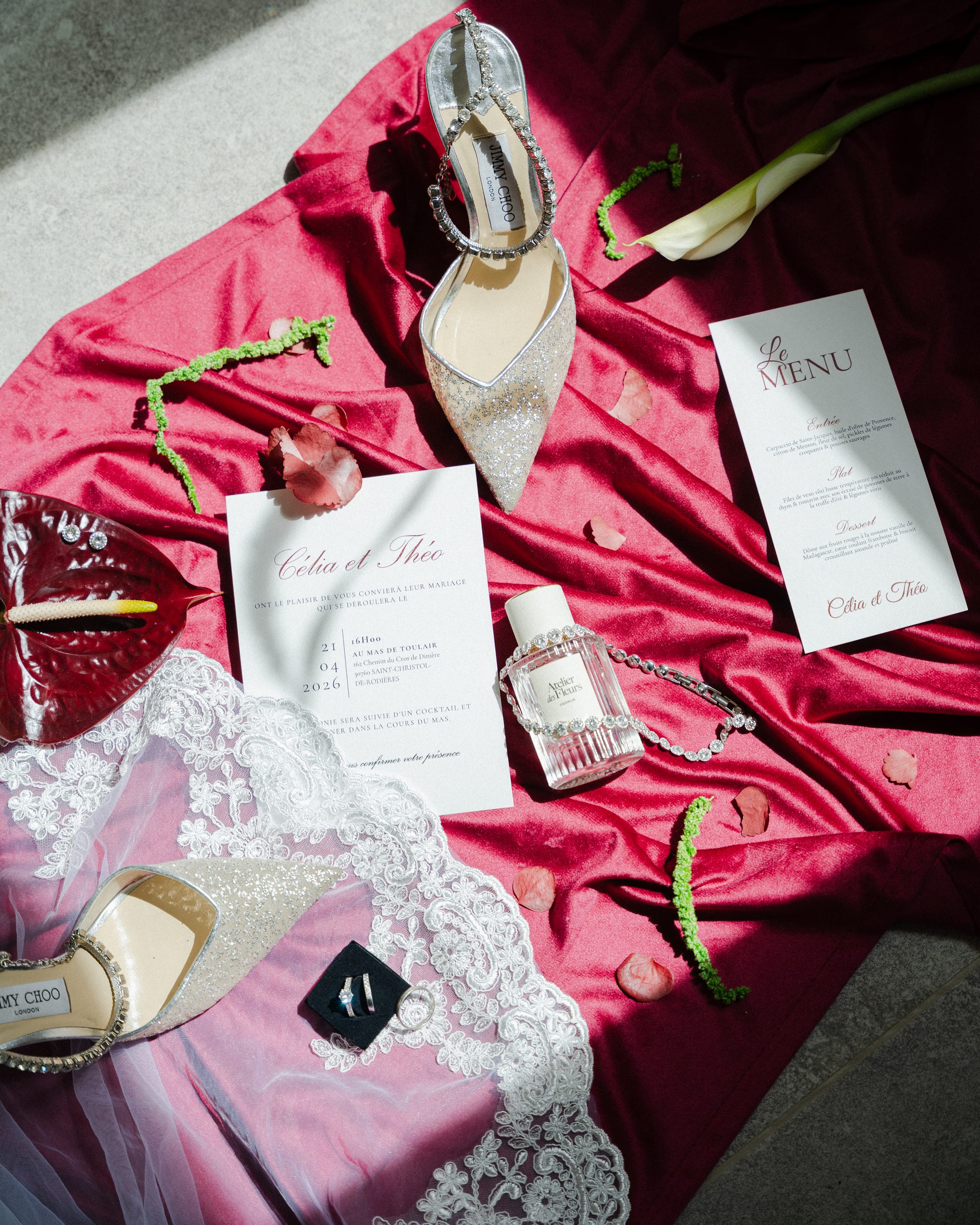Photographie éditoriale de mariage publiée en magazine, ambiance grenat au Mas de Toulair